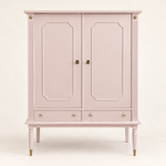 Interior of the soft pink Antoinette vintage wardrobe with open doors, five storage compartments arranged in two columns and two drawers below.  piece for a nursery, child’s bedroom or romantic interior.  

Binnenzijde van de zachtroze meidenkast Antoinette met geopende deuren, vijf opbergvakken verdeeld over twee kolommen en twee laden onderin. Meidenkast Opbergkast  kast met vakken Loesieloe Collections

meubel voor een babykamer, kinderkamer of romantisch interieur.