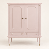 Interior of the soft pink Antoinette vintage wardrobe with open doors, five storage compartments arranged in two columns and two drawers below.  piece for a nursery, child’s bedroom or romantic interior.  

Binnenzijde van de zachtroze meidenkast Antoinette met geopende deuren, vijf opbergvakken verdeeld over twee kolommen en twee laden onderin. Meidenkast Opbergkast  kast met vakken Loesieloe Collections

meubel voor een babykamer, kinderkamer of romantisch interieur.