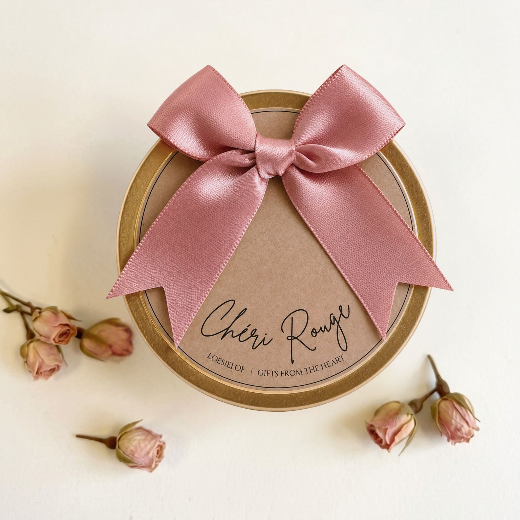 Loesieloe Framboise Rosée Golden Fruity Candle van natuurlijke sojawas met framboos, appel en rode peper geur.
Framboise Rosée Golden Fruity Candle made from natural soy wax with raspberry, apple and red pepper scent.