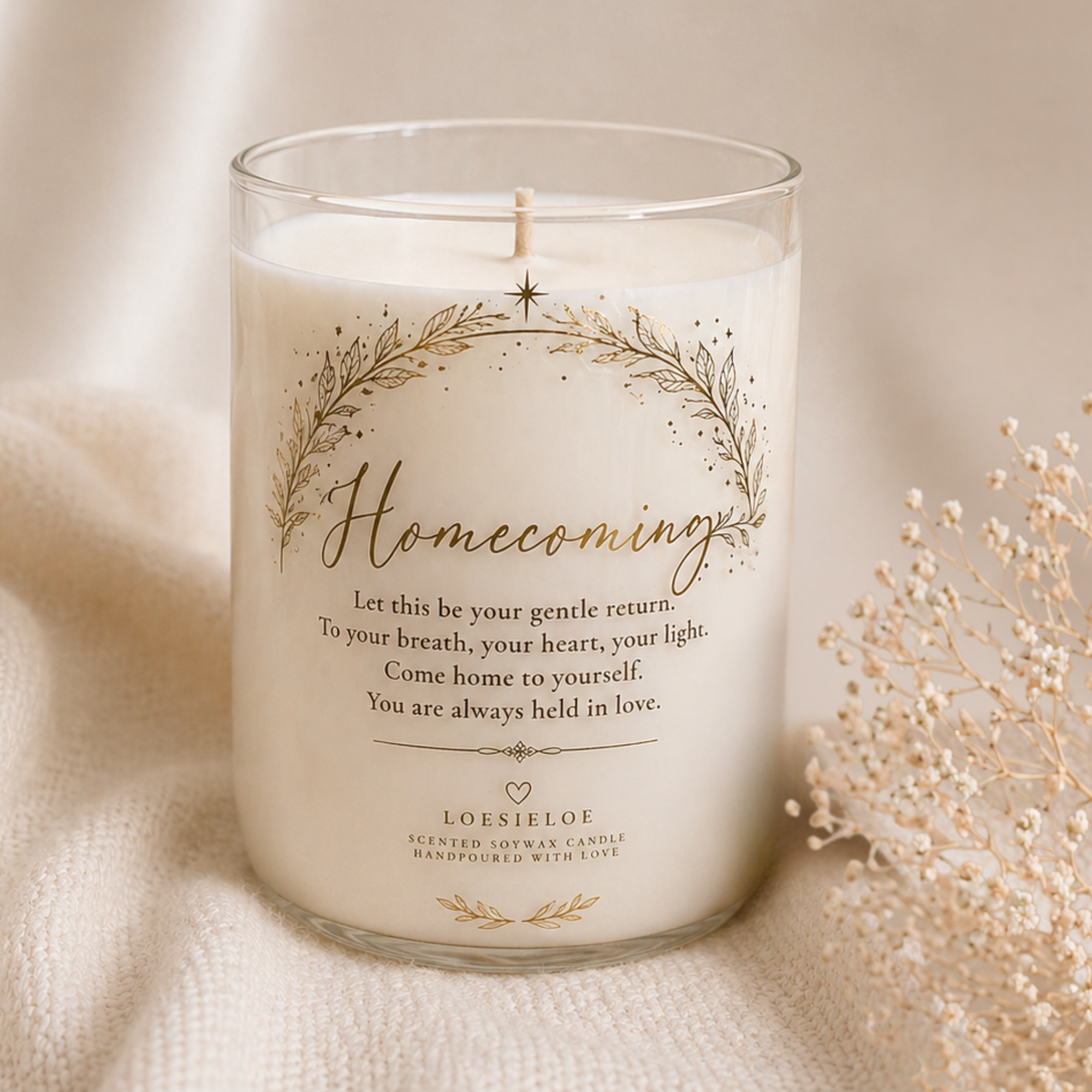 Homecoming scented candle in a glass jar with wooden lid and a warm fragrance of vanilla and cinnamon.
