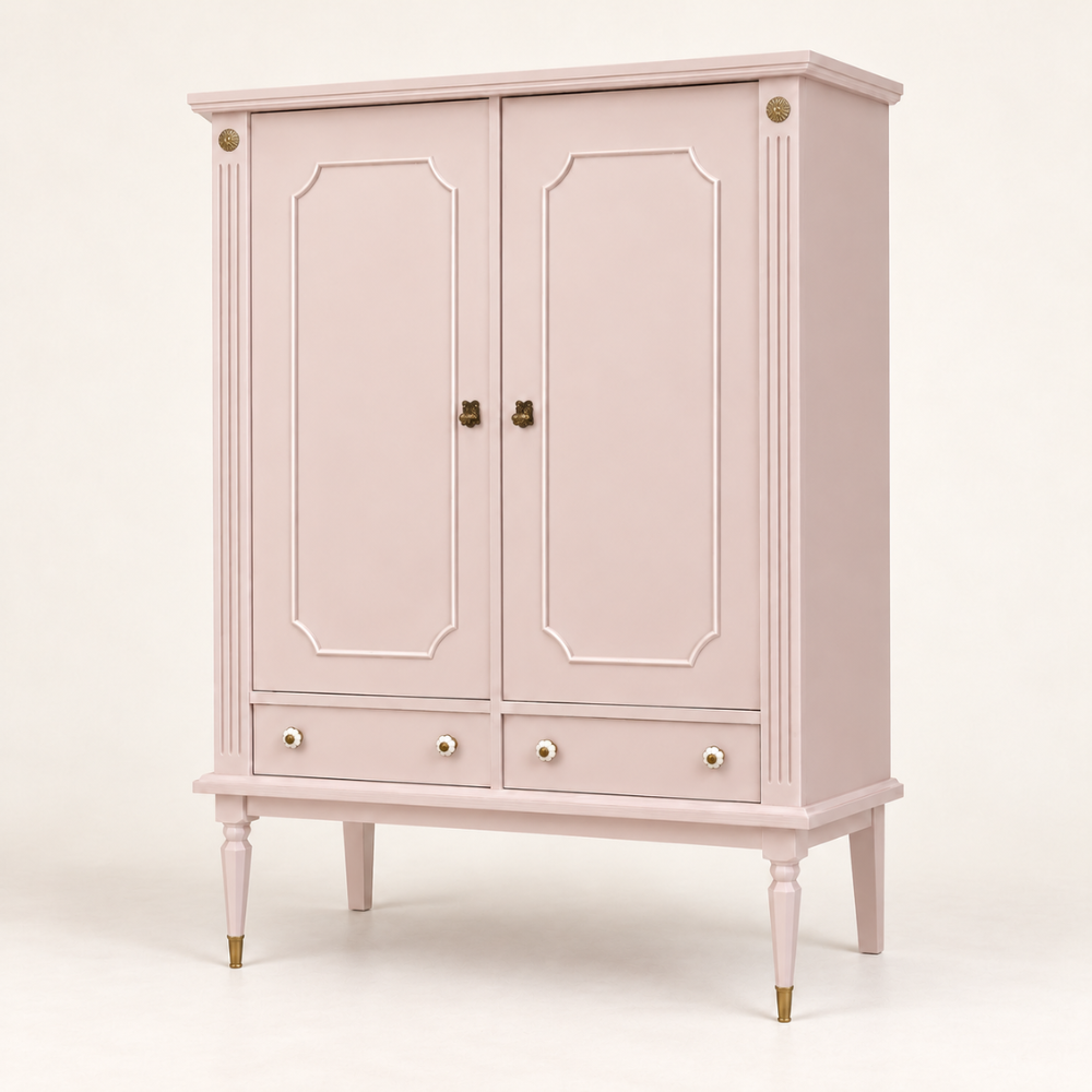 Interior of the soft pink Antoinette vintage wardrobe with open doors, five storage compartments arranged in two columns and two drawers below.  piece for a nursery, child’s bedroom or romantic interior.  

Binnenzijde van de zachtroze meidenkast Antoinette met geopende deuren, vijf opbergvakken verdeeld over twee kolommen en twee laden onderin. Meidenkast Opbergkast  kast met vakken Loesieloe Collections

meubel voor een babykamer, kinderkamer of romantisch interieur.