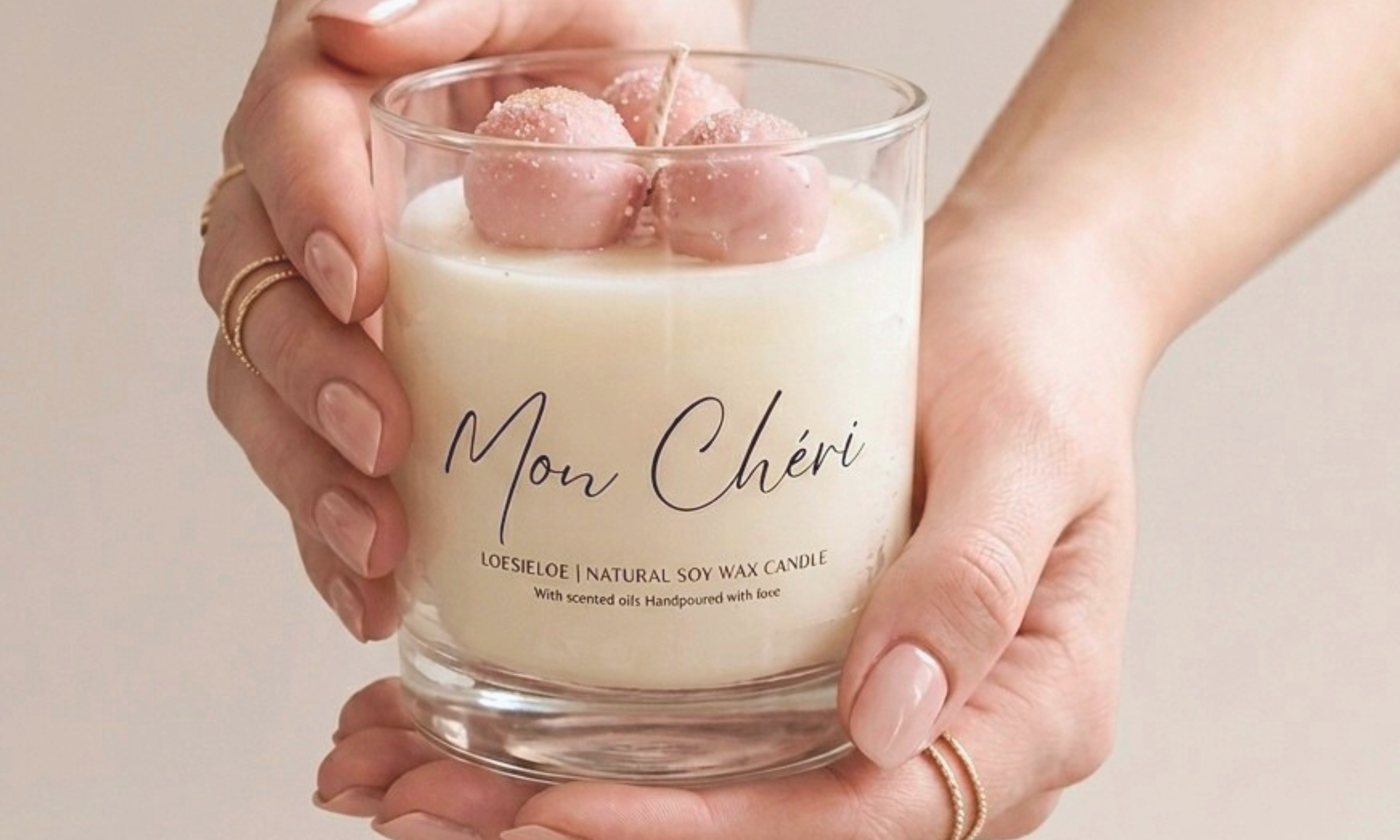 Mon Chéri soy wax candle with cherry and vanilla gourmand scent, pink wax bonbons and golden sparkle, inspired by romantic Paris. LoesieMon Chéri geurkaars van natuurlijke sojawas met gourmand geur van kers en vanille, roze wax bonbons en gouden sparkle, geïnspireerd door romantisch Parijs.
loe candle. fairytall, magisc