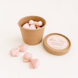 Mon Cheri wax melts in roze strikjes met kers, roos en vanille, verpakt in een rond kraftdoosje met labelsticker, lintje en gipskruid