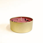 Loesieloe Framboise Rosée Golden Fruity Candle van natuurlijke sojawas met framboos, appel en rode peper geur.
Framboise Rosée Golden Fruity Candle made from natural soy wax with raspberry, apple and red pepper scent.