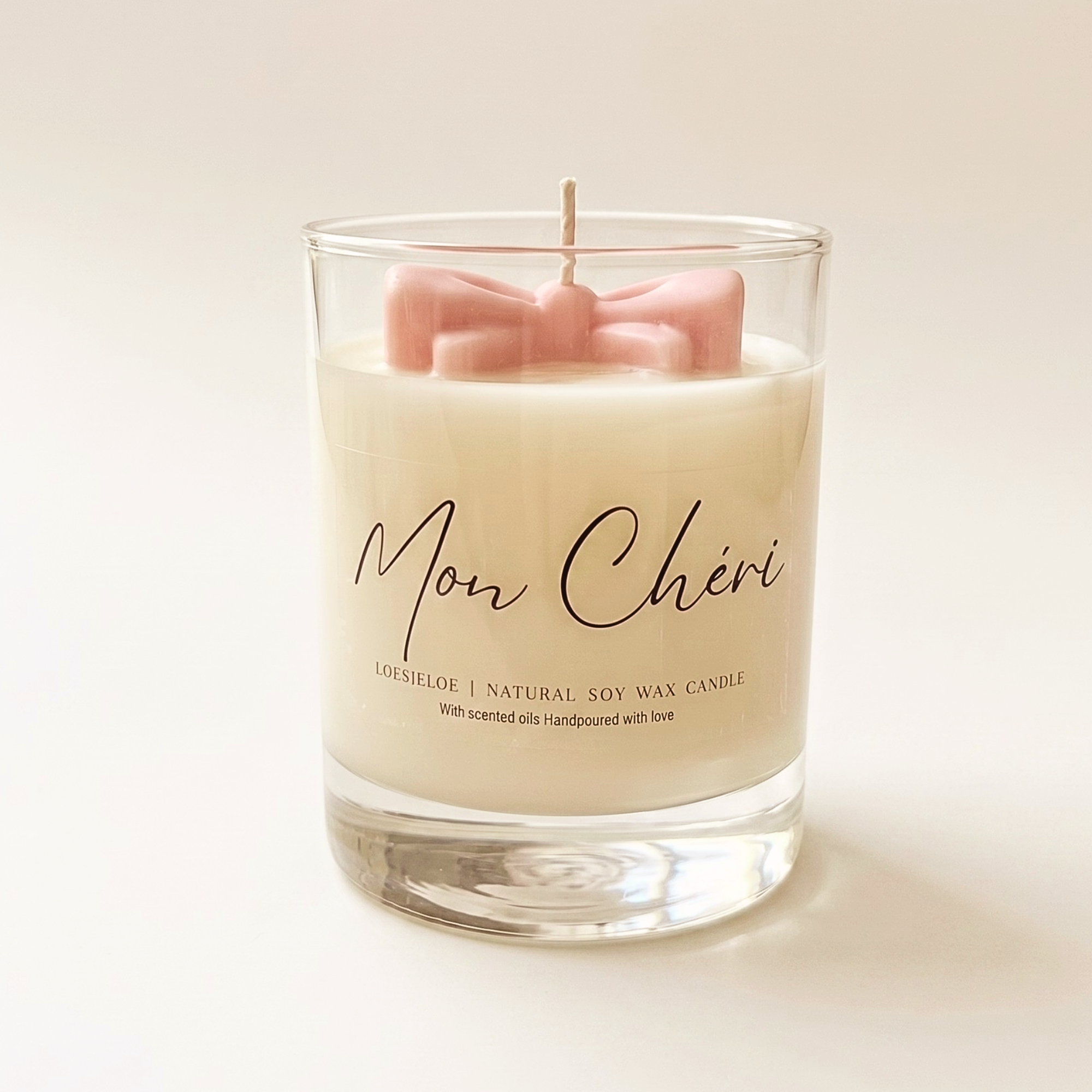 Mon Cheri Bow Candle van natuurlijke sojawas met roze wax strikje en zoete geur van kers en vanille.